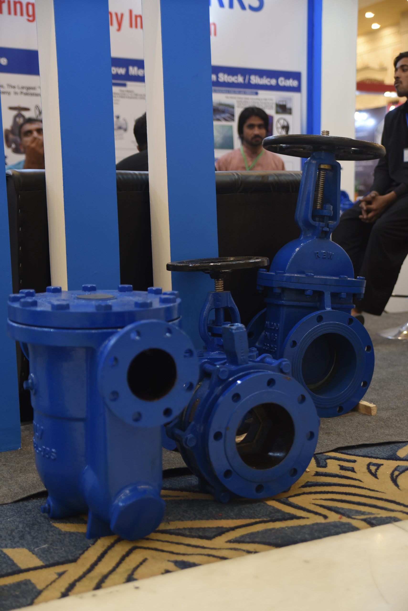 Large diameter valve display